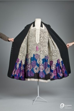The ensemble designed by Zimmermann, made of the fabric designed by Raoul Dufy for Bianchini-Férier. Collection Modemuseum Hasselt, all rights reserved.