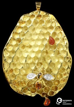 Brooch-pendant in the form of a honeycomb in gold, diamonds and fire opals, made by John Donald, London 1969. Courtesy Victoria&Albert Museum
