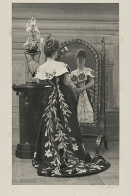 La comtesse Greffulhe, nÃe Elisabeth de Caraman-Chimay (1860-1952), portant la robe aux lis crÃÃe pour elle par la maison Worth