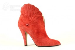 Shoe designed by Emanuel Ungaro, 1980s. Courtesy Rossimoda Shoe Museum, CC BY NC ND.